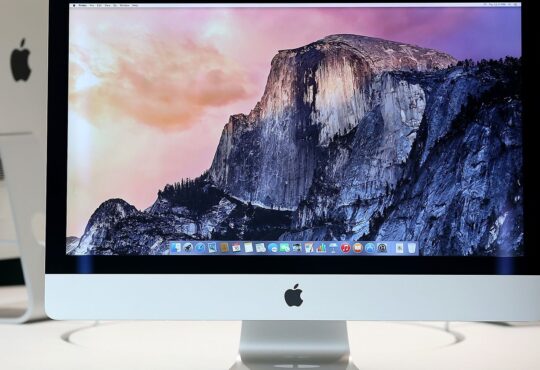 Someone Just Bought An Old Apple Computer for $356,000 3
